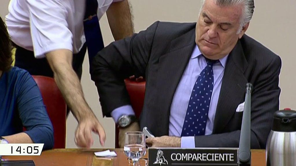 La comparecencia de Bárcenas: Muchos silencios, una notita y dos dardos