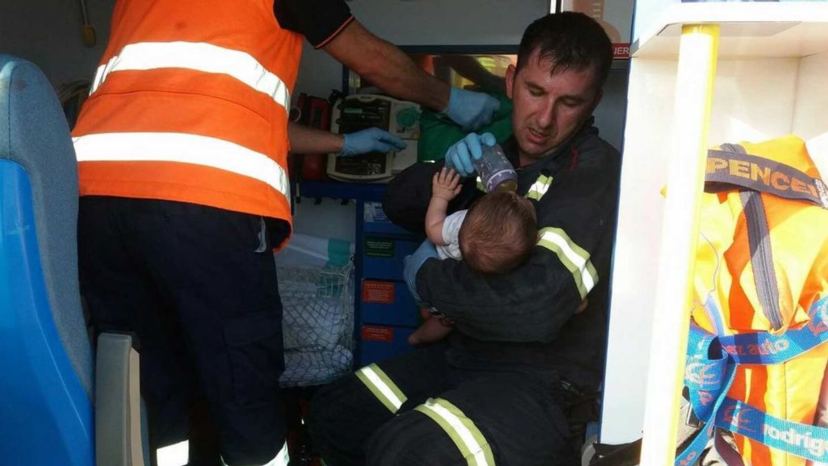 El bombero que da el bibi a un bebé rescatado entre los amasijos de hierro del coche de sus padres