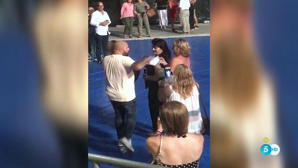 Kiko Rivera retira de un manotazo el móvil de una fan de su madre