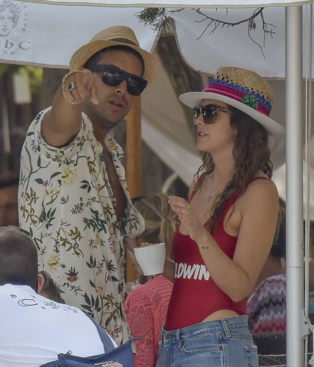Pillada a los fotógrafos mientras hablaba con una chica