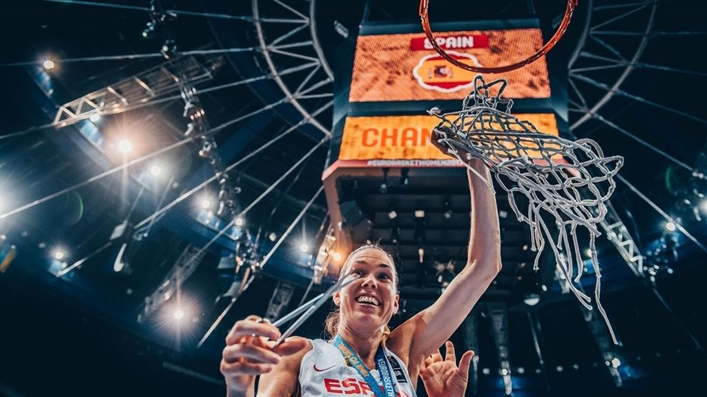 ¡Enhorabuena campeonas! Las imágenes del triunfo de España ante Francia en la final del Eurobasket femenino