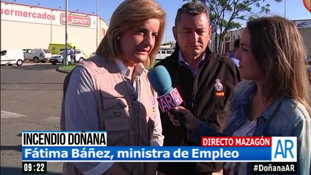 Fátima Báñez pasa la noche en Huelva: "Se ha avanzado bastante en el incendio"