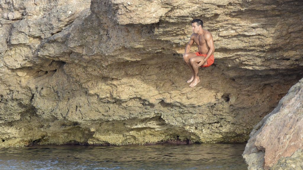 El baño con salto desde acantilado tampoco faltó