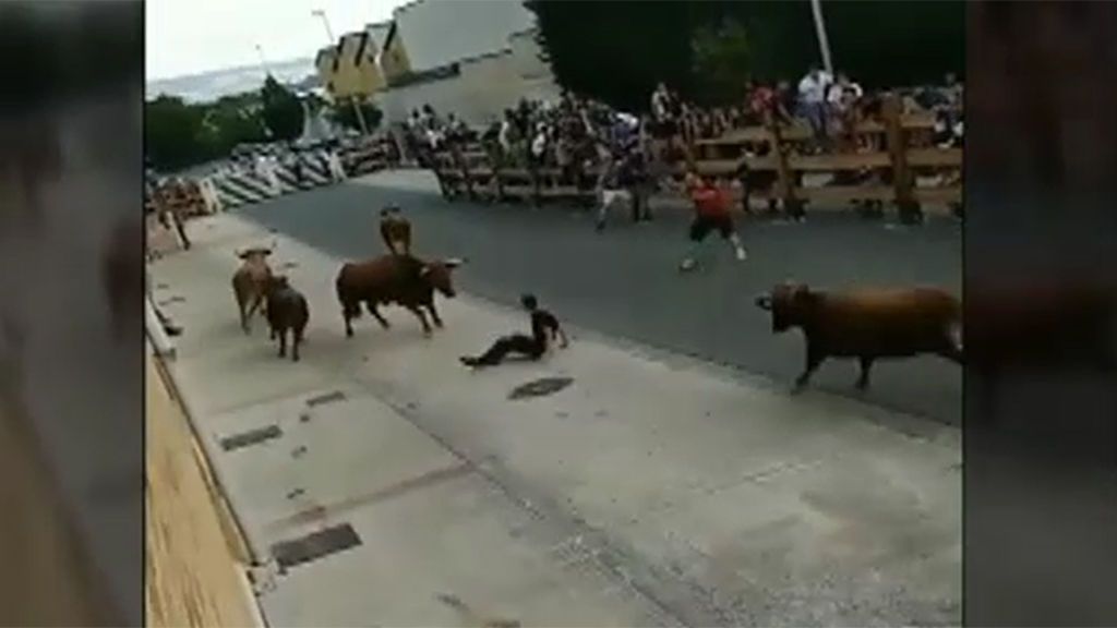 Se salva en cinco ocasiones de ser corneado por un toro