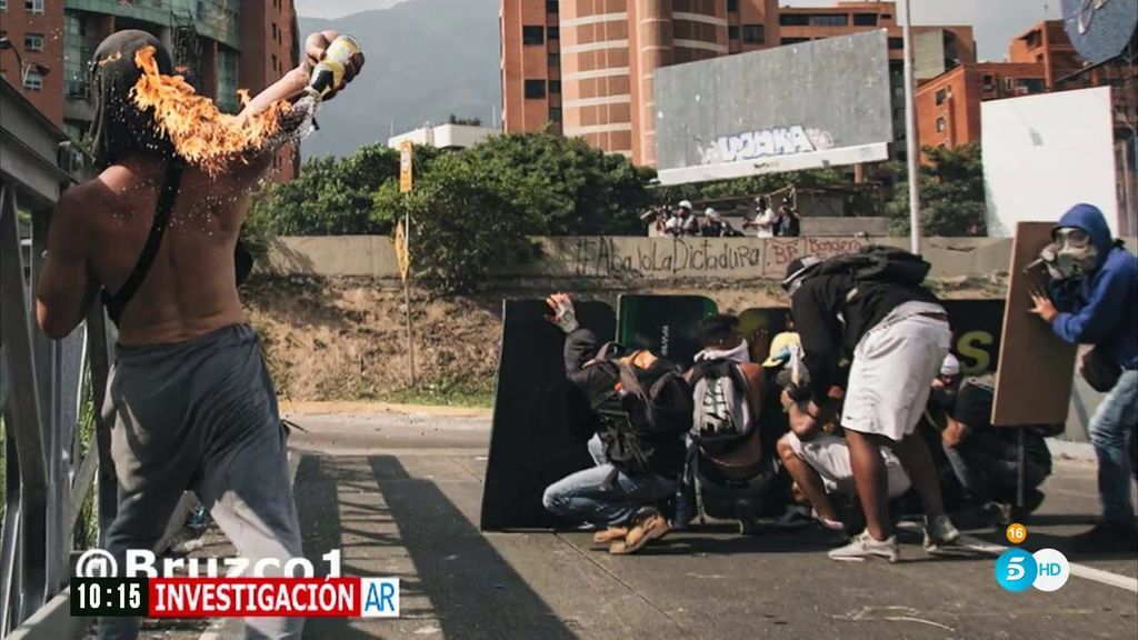 Bombas caseras y su propia vida de escudo: Así lucha la ‘resistencia’ a Maduro
