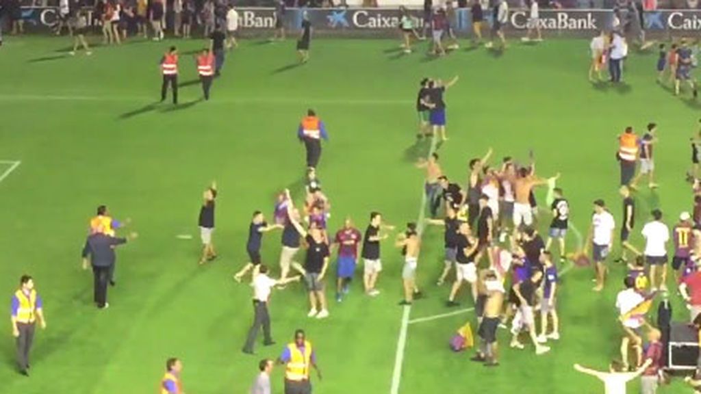 Decenas de culés increpan a la afición del Racing celebrando el ascenso del Barça B a Segunda: sillazos, botellazos e insultos