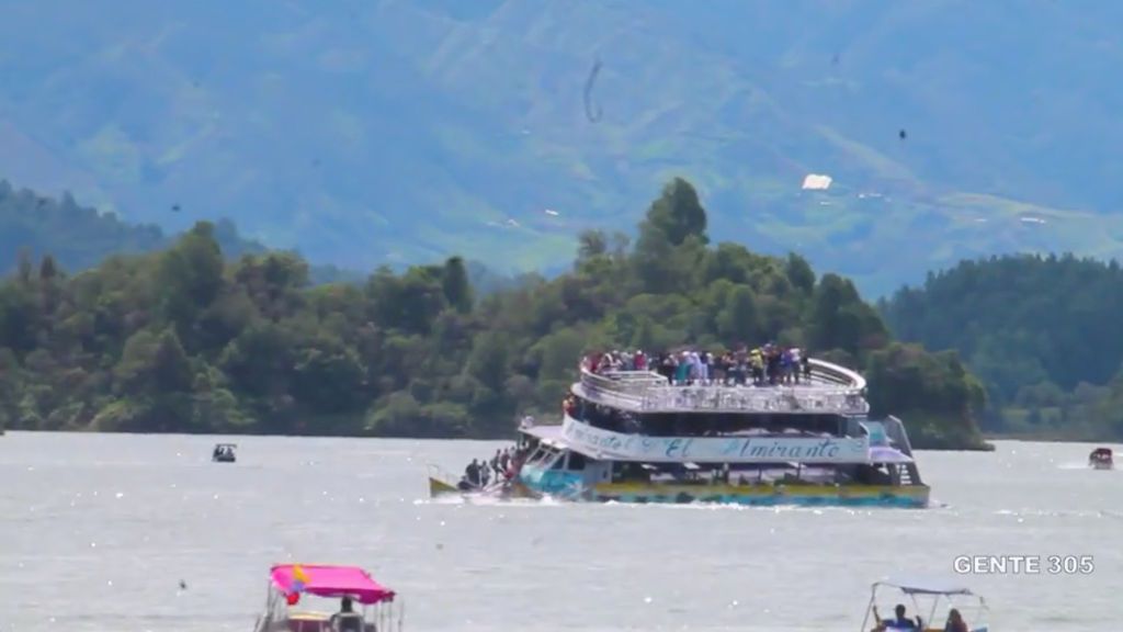 Diez muertos por el naufragio de una embarcación con turistas en Colombia