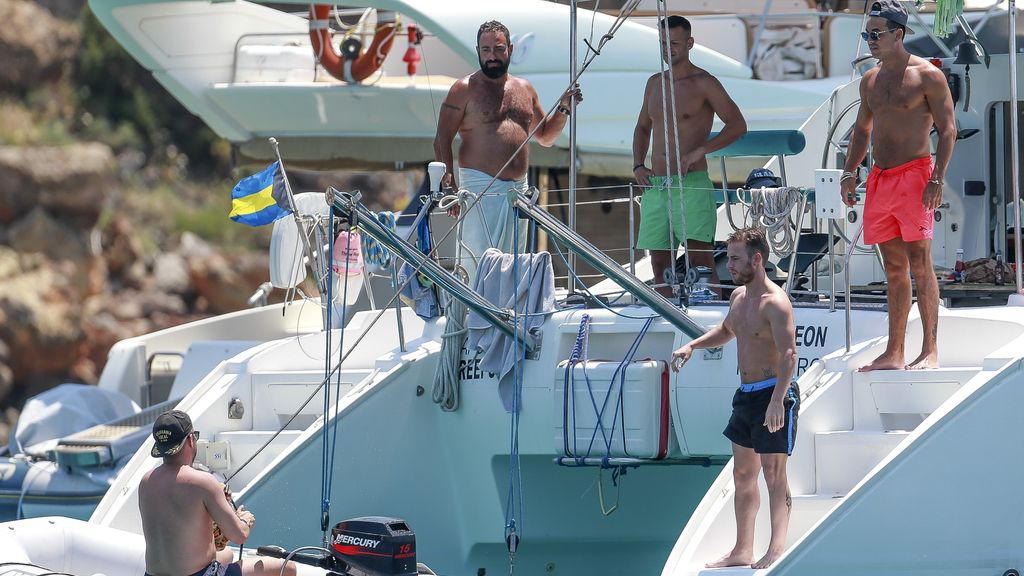 Junto a otros cuatro amigos ha alquilado un catamarán, el 'Napoléon'