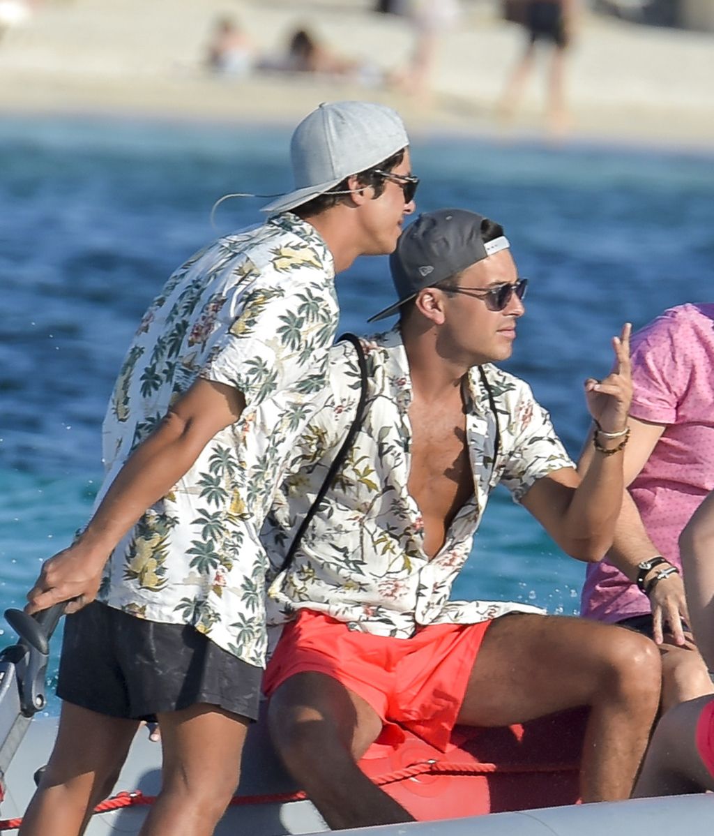 Y foto de recuero con 'su gemelo' mientras pasea en zodiac
