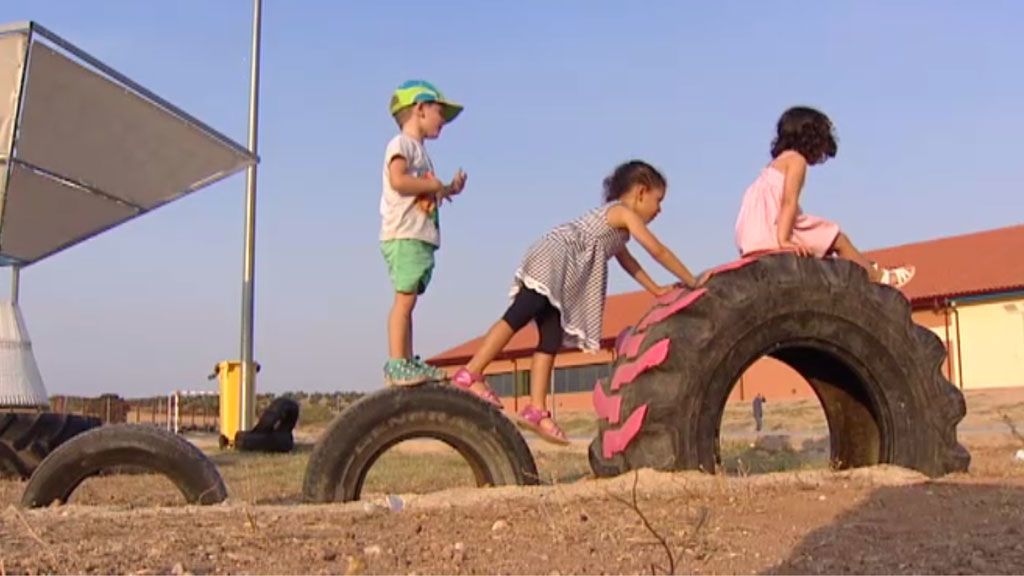 Columpios que generan energía y balancines reciclados: así es el primer colegio sostenible de España