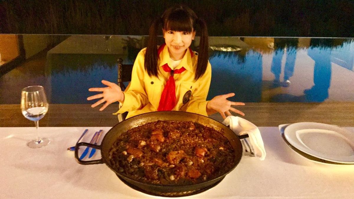 Las locuras gastronómicas de Moe Azu: la japonesa que se come 11 paellas en tres días