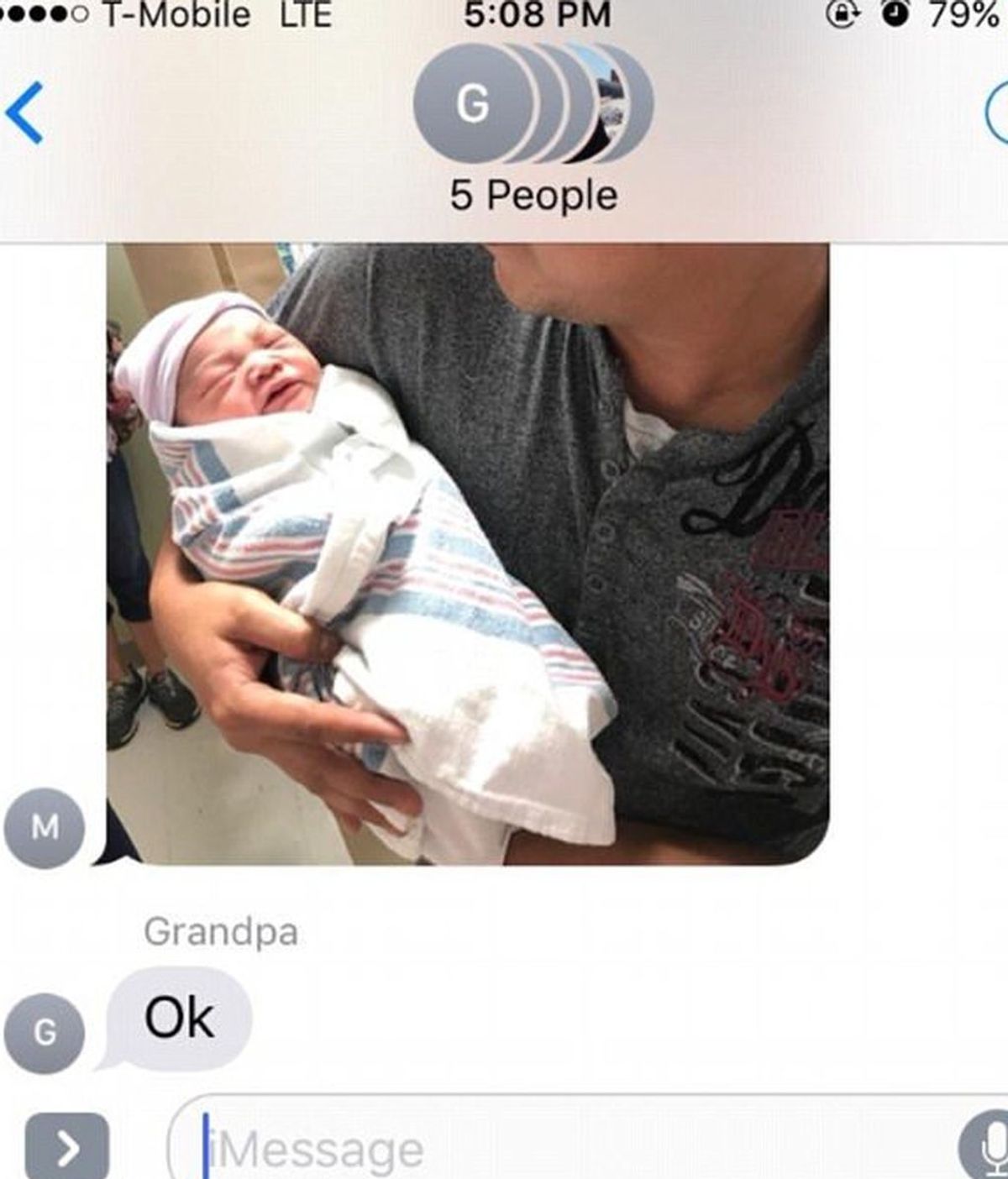 La respuesta más inesperada de un abuelo cuando le mandan la primera foto de su nieto