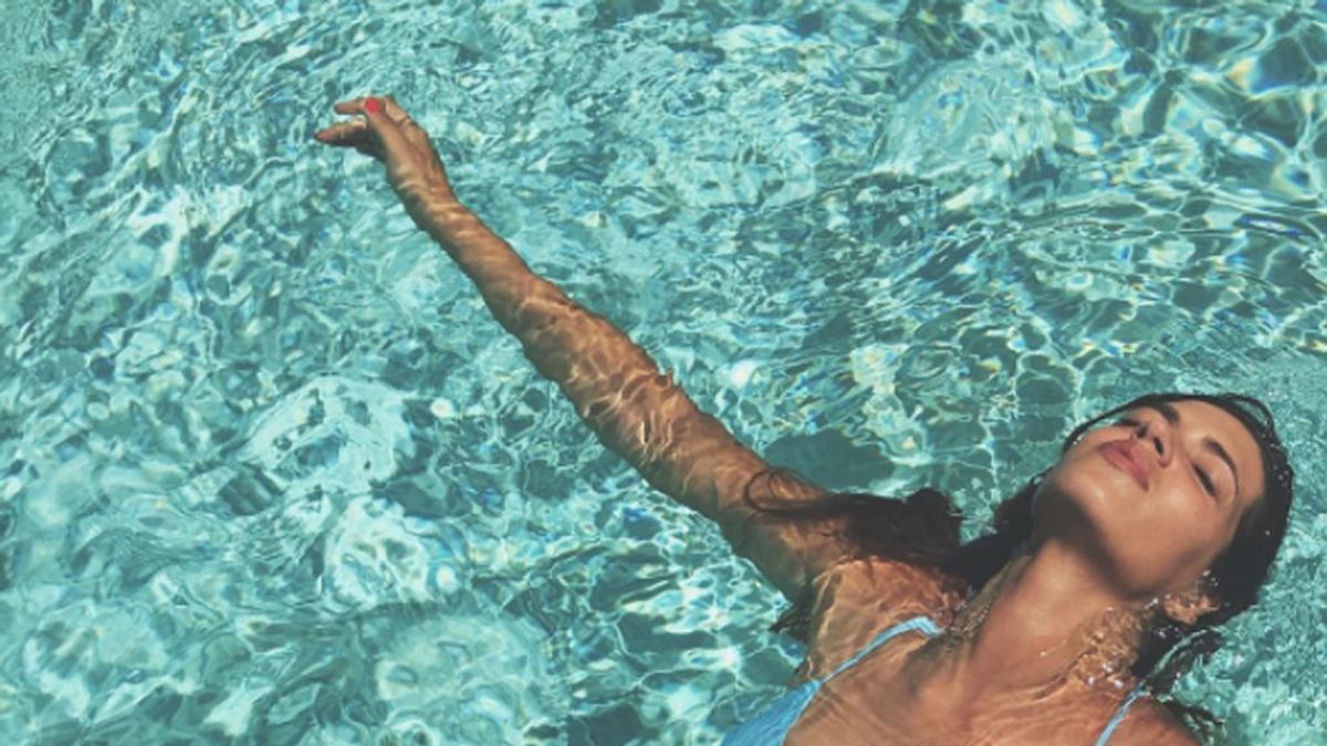 Sara Carbonero dice sí al piscineo, al bañador versus bikini... ¡y al omnipresente flamenco!