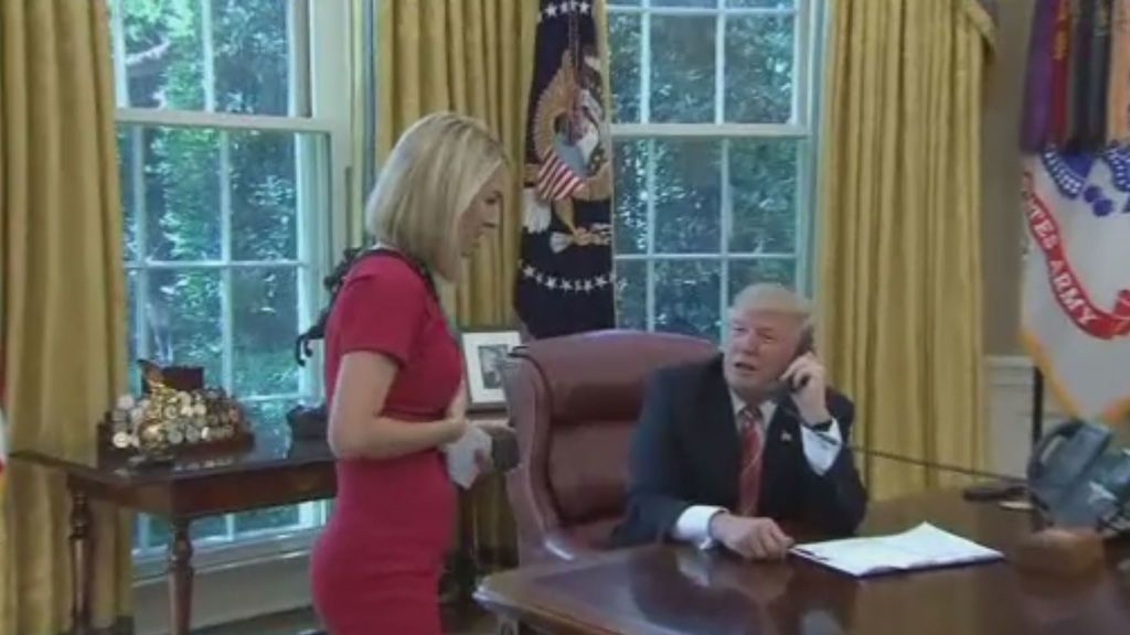 Trump interrumpe una llamada para conocer a una periodista con una "preciosa sonrisa"