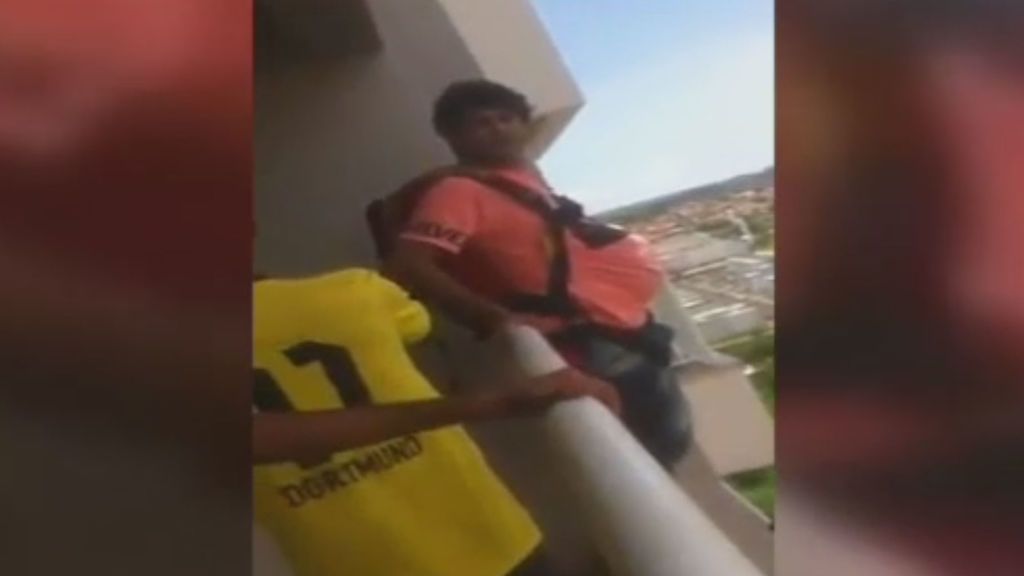 Compra un paracaídas por Internet y lo prueba desde su balcón