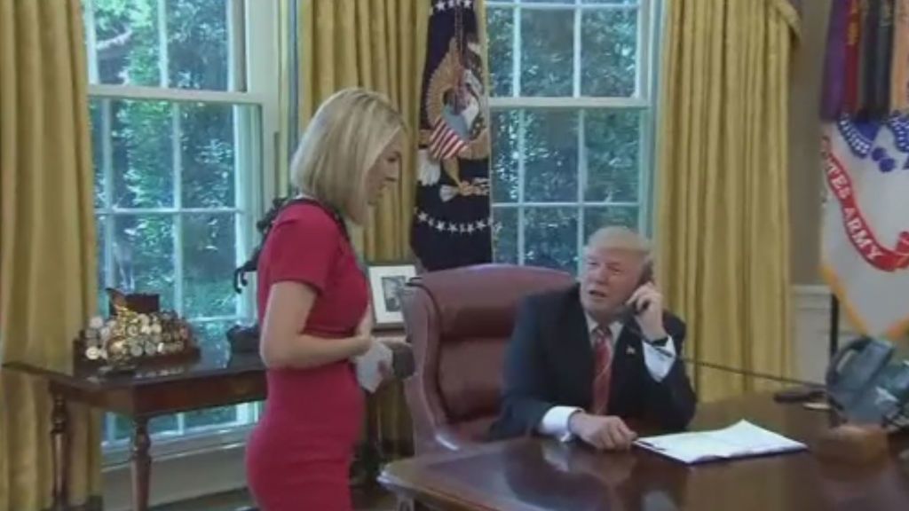 Trump interrumpe una llamada para conocer a una periodista con una "preciosa sonrisa"