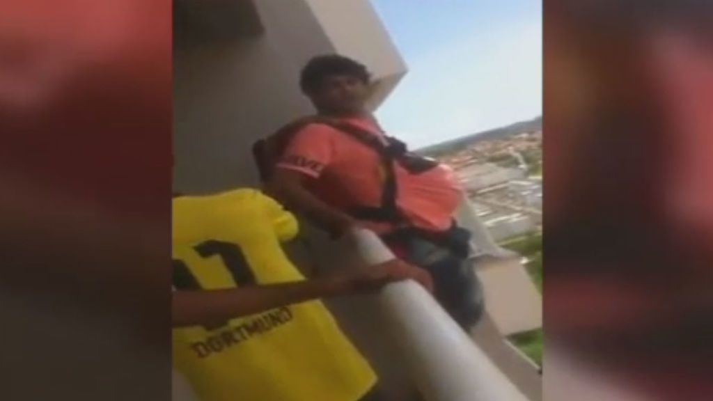 Compra un paracaídas por Internet y lo prueba desde su balcón