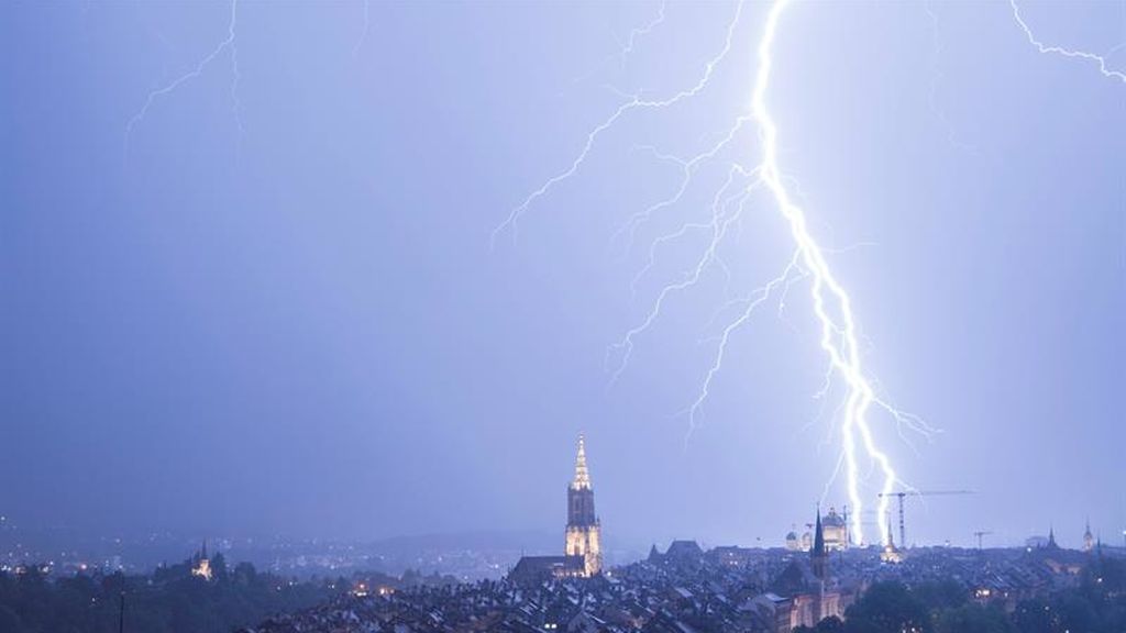 Tormenta eléctrica ilumina Berna, Suiza