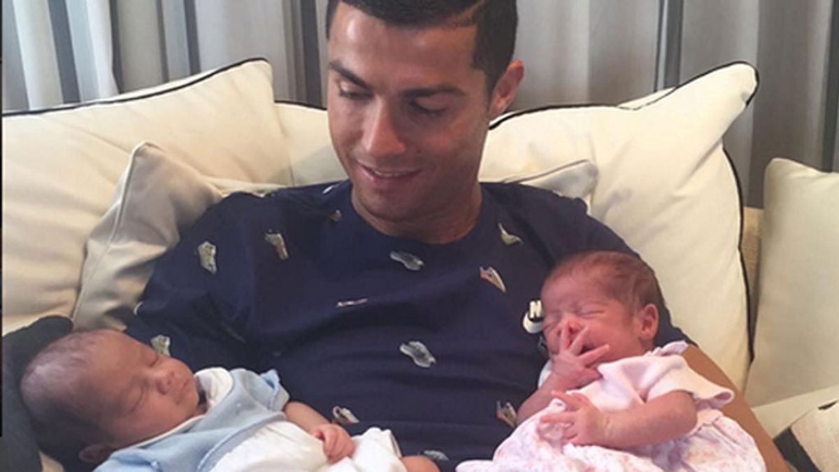 Cristiano Ronaldo posa por primera vez con sus bebés