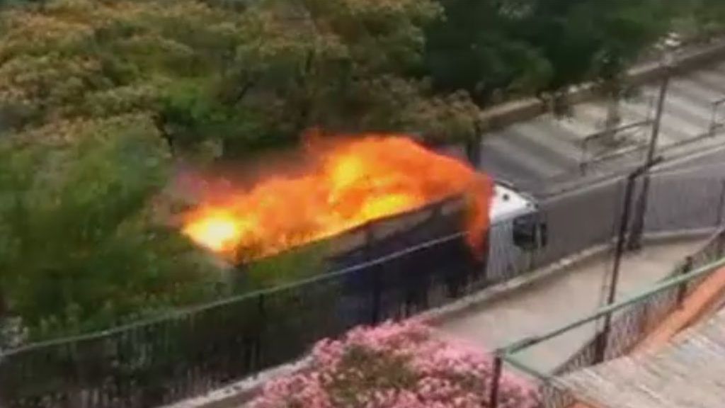 La odisea de un camión en llamas:  arde en plena carretera durante dos kilómetros