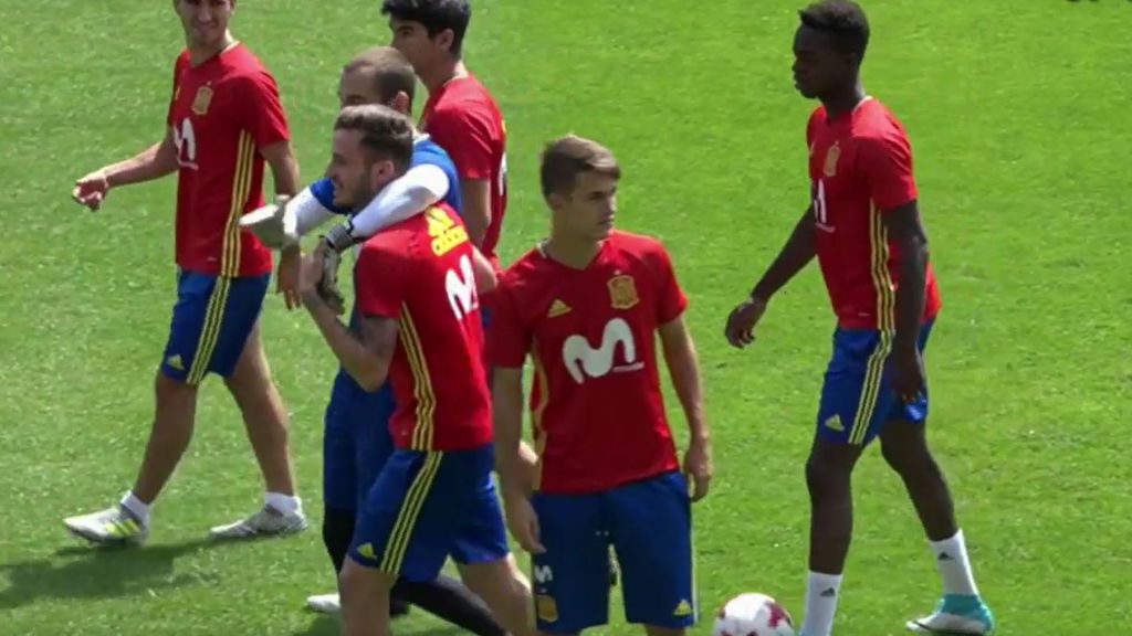 Saúl, felicitado por sus compañeros en el entrenamiento de la Sub-21 previo a la final contra Alemania Saúl, felicitado por sus compañeros en el entrenamiento de la Sub-21 previo a la final contra Alemania