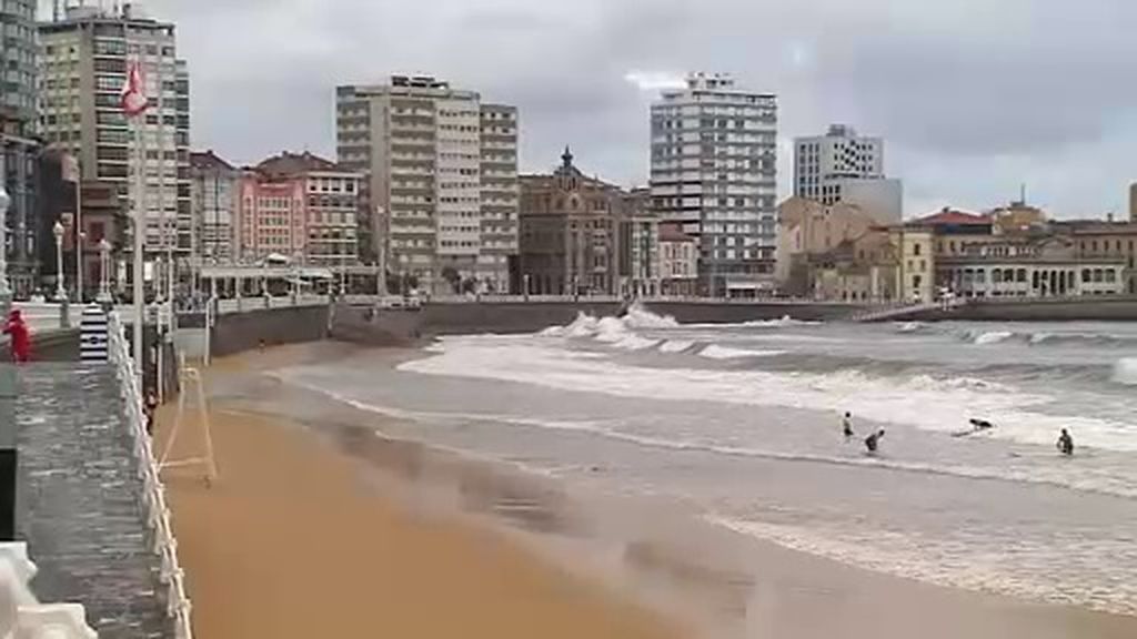 Viento y fuertes olas en el norte de España en pleno verano