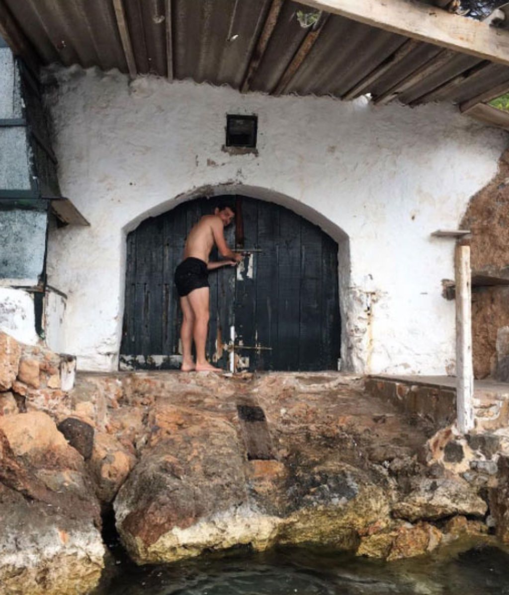 Casillas: "Cerrando la 🚪 que se me mete el agua en 🏡". (Definitivamente le pirran)