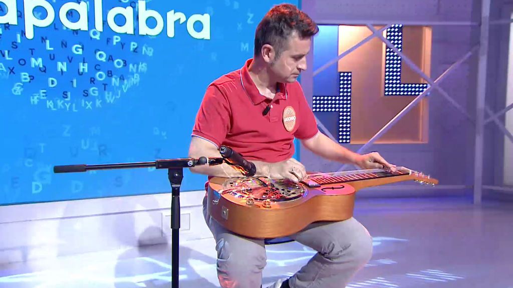 Antonio cumple su promesa y toca el dobro en 'Pasapalabra'