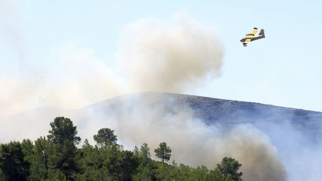 La bajada de temperaturas  ayuda a la extinción del incendio en Sierra Calderona