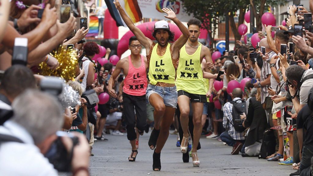 El ‘Orgullo Gay’ celebra su tradicional carrera de tacones