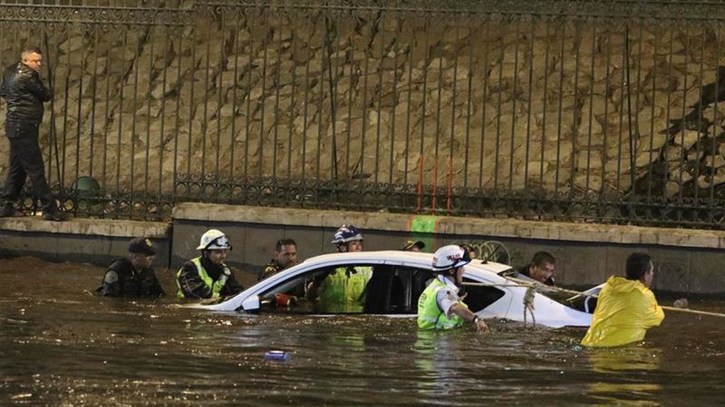 Una tormenta intensa inunda y colapsa el tráfico en Valle de México