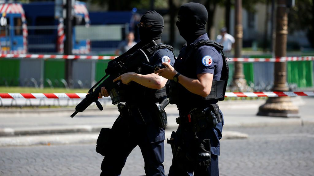 Un hombre intenta atropellar a varias personas frente a una mezquita a las afueras de París