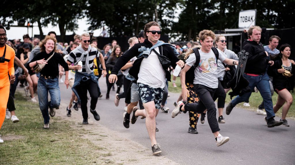 Miles de fans a la llegada de Roskilde Festival en Dinamarca