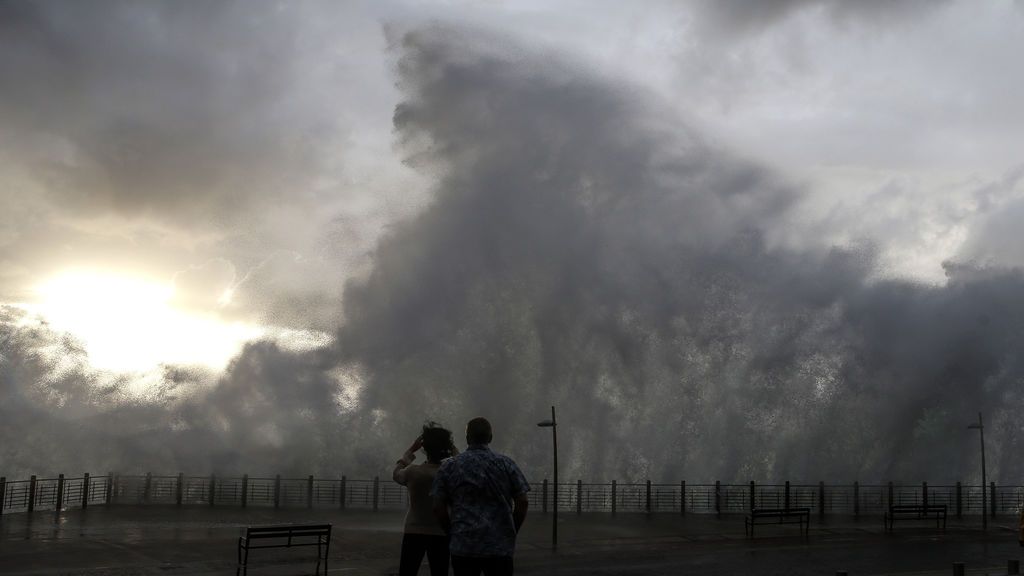 Olas de hasta 4 metros en la costa de San Sebastián