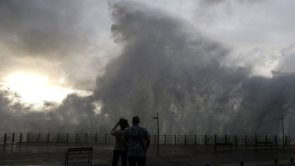 Olas de hasta 4 metros en la costa de San Sebastián