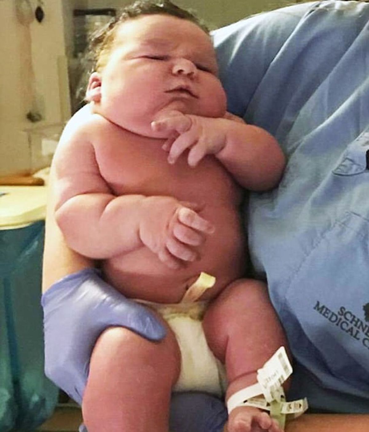 Da a luz a un bebé de 7.200 kilos: “Pensamos que la báscula estaba rota”