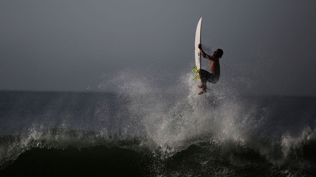 Surf en la playa Punta Roca de El Salvador