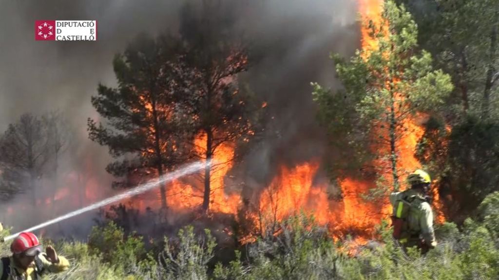 El incendio en la sierra Calderona sigue descontrolado tras arrasar mil hectáreas