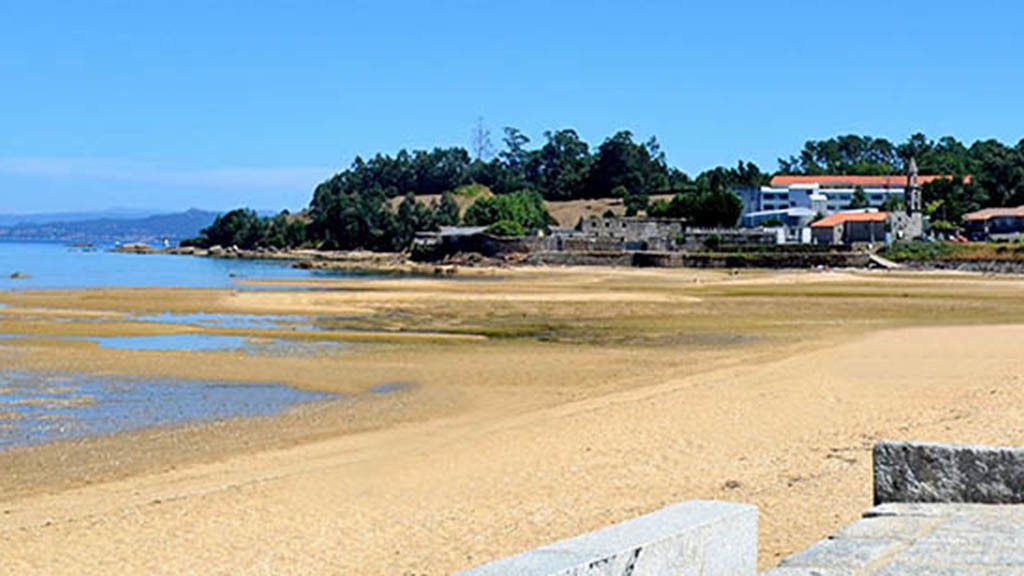 Solo cuando la marea baja, la playa A Pobra do Caramiñal, en A Coruña