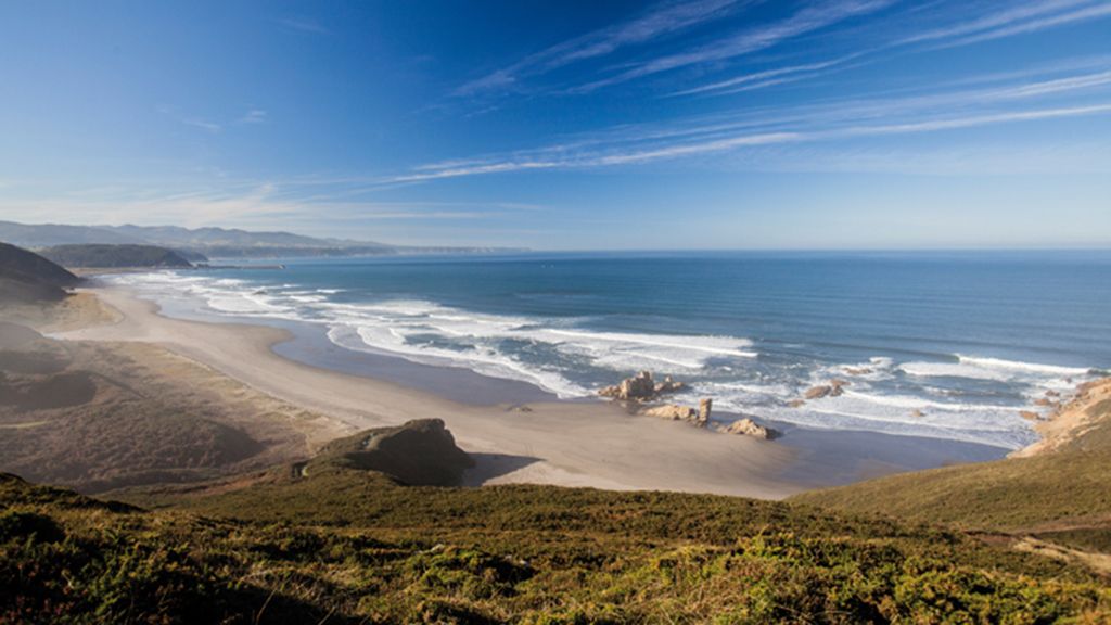 De Bayas, en Asturias, con la mejor arena de todas las playas caninas del norte