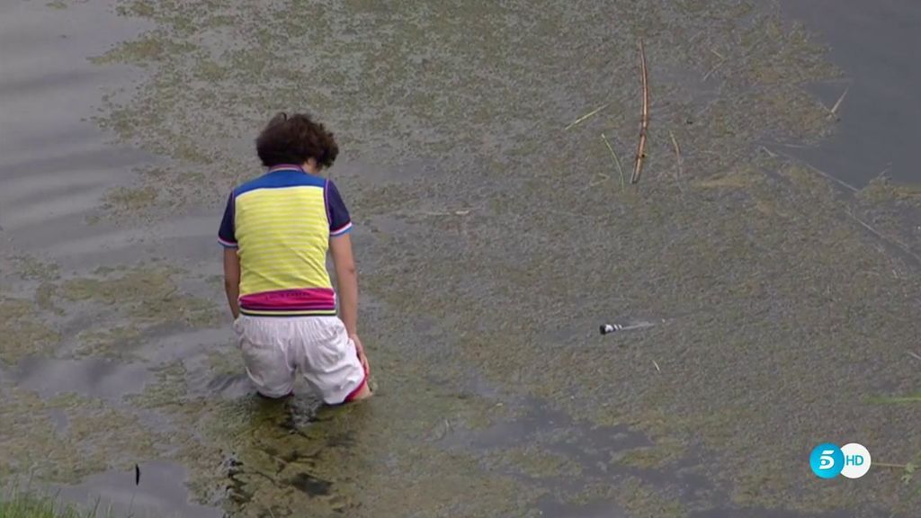 La madre de un golfista se mete en un lago para recuperar el palo de su hijo