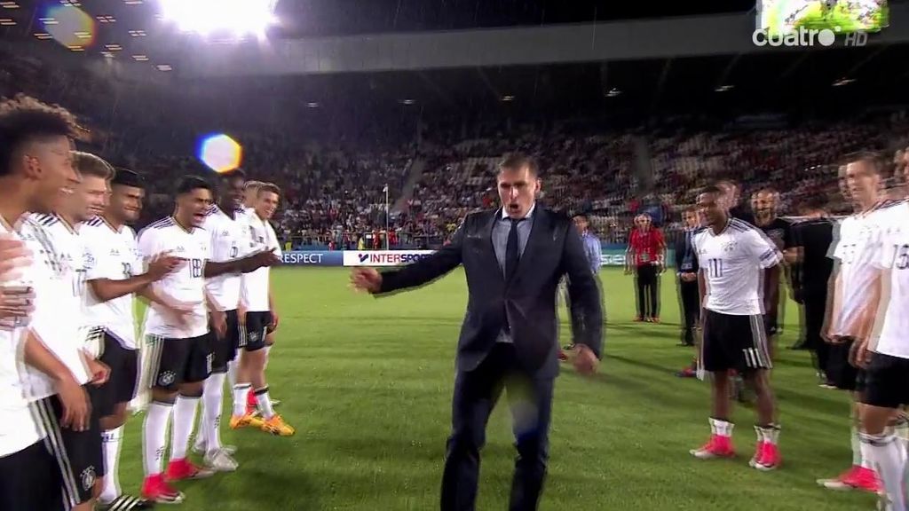 El bailecito de absoluta felicidad del seleccionador alemán durante la entrega del trofeo a los campeones