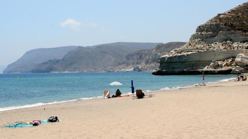 De Agua Amarga, en Alicante, con comida para perros a pie de playa