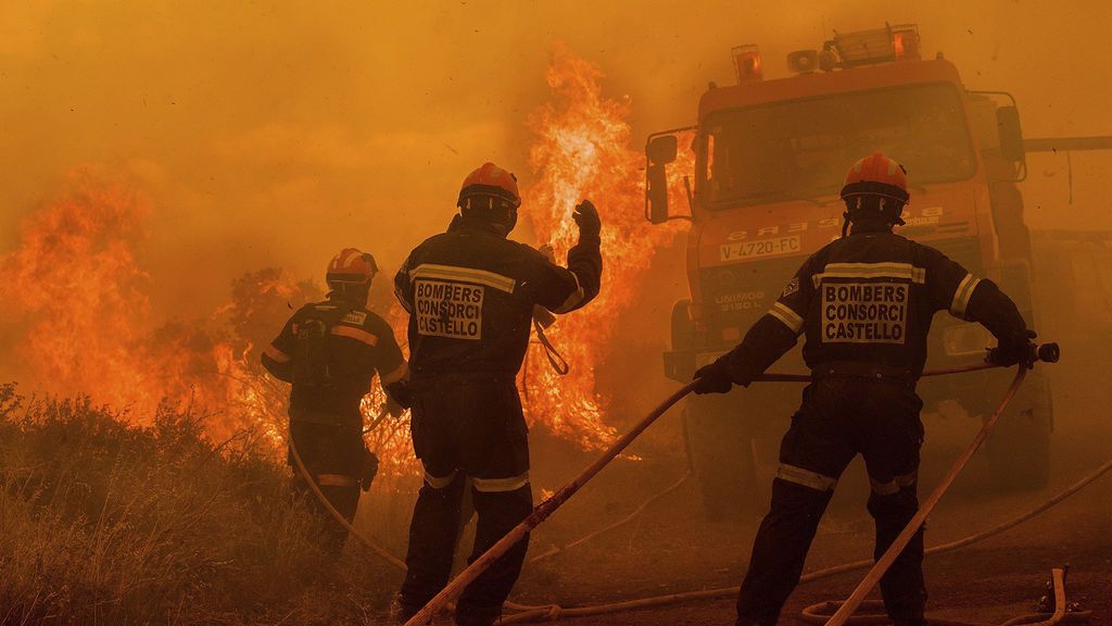 El viento complica la extinción del incendio  en la Sierra Calderona, que amenaza al municipio de Soneja