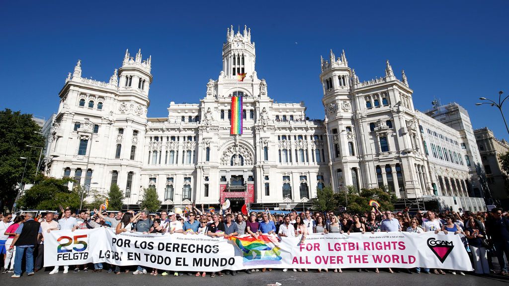 Políticos de los principales partidos encabezan la manifestación del Orgullo LGTBI