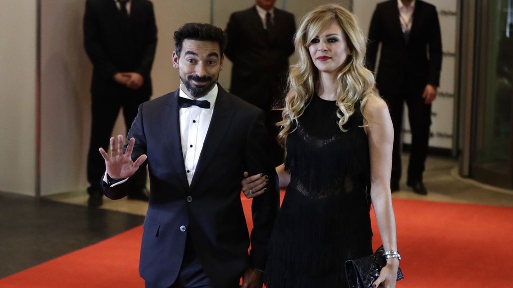 El jugador argentino Ezequiel "Pocho" Lavezzi y su novia Yanina Screpante, posaron así en la alfombra roja