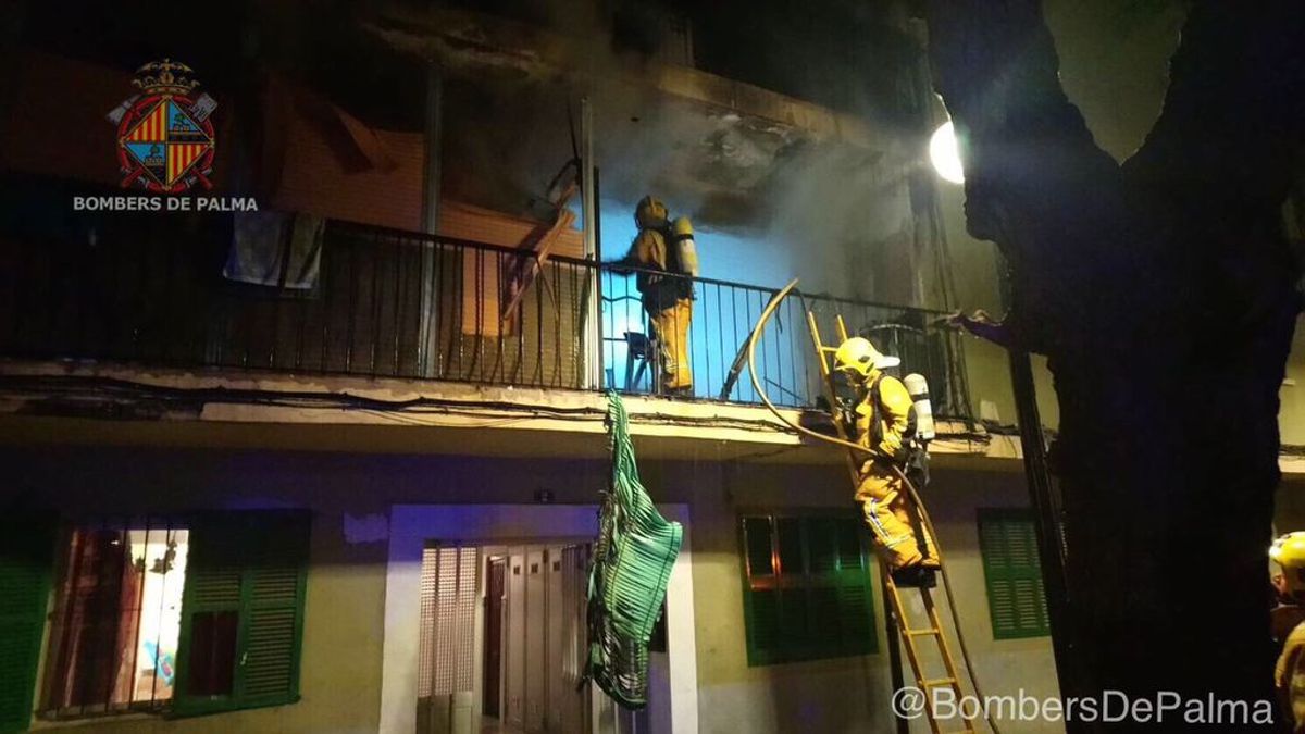 Un incendio en Palma deja seis heridos y un piso totalmente calcinado