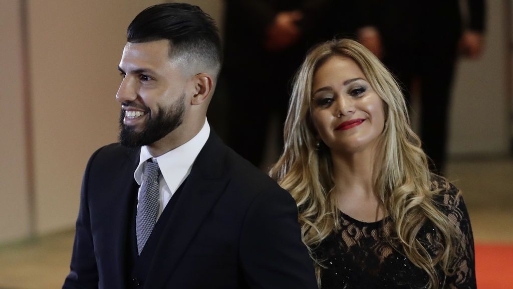 El 'Kun' Agüero y su novia Karina Tejeda muy sonrientes durante la boda de Messi y Antonela