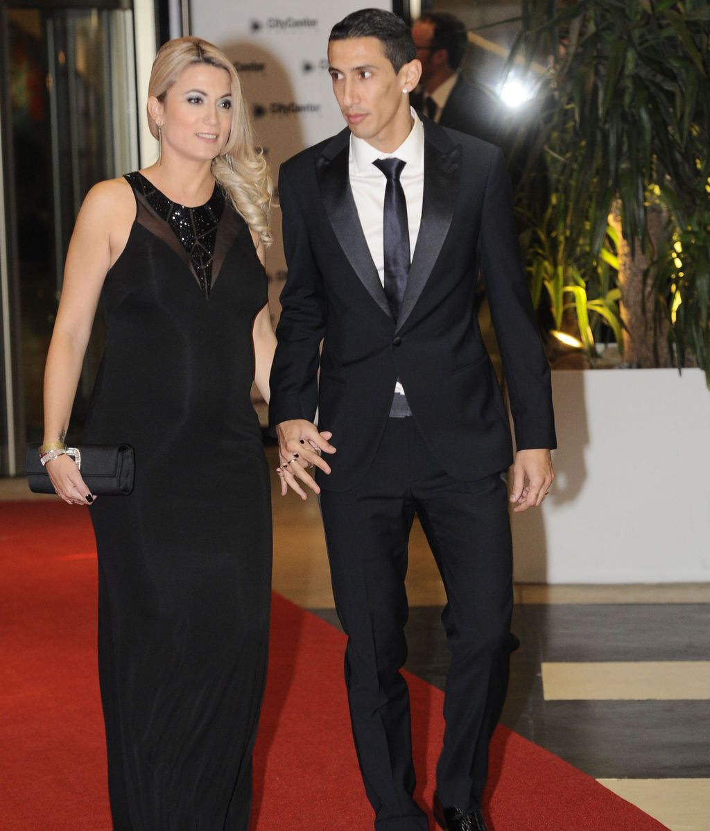El jugador argentino del Paris Saint-Germain, Ángel Di Maria, y su mujer llegaron así de felices al hotel City Center Rosario
