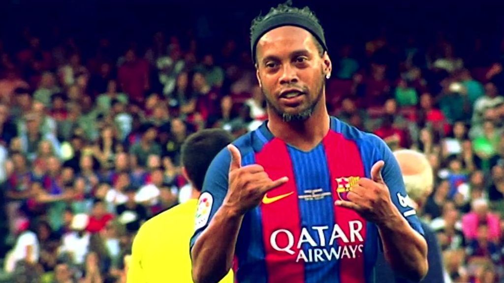 ¡Show Ronaldinho! El brasileño vuelve a hacer de las suyas sobre el césped